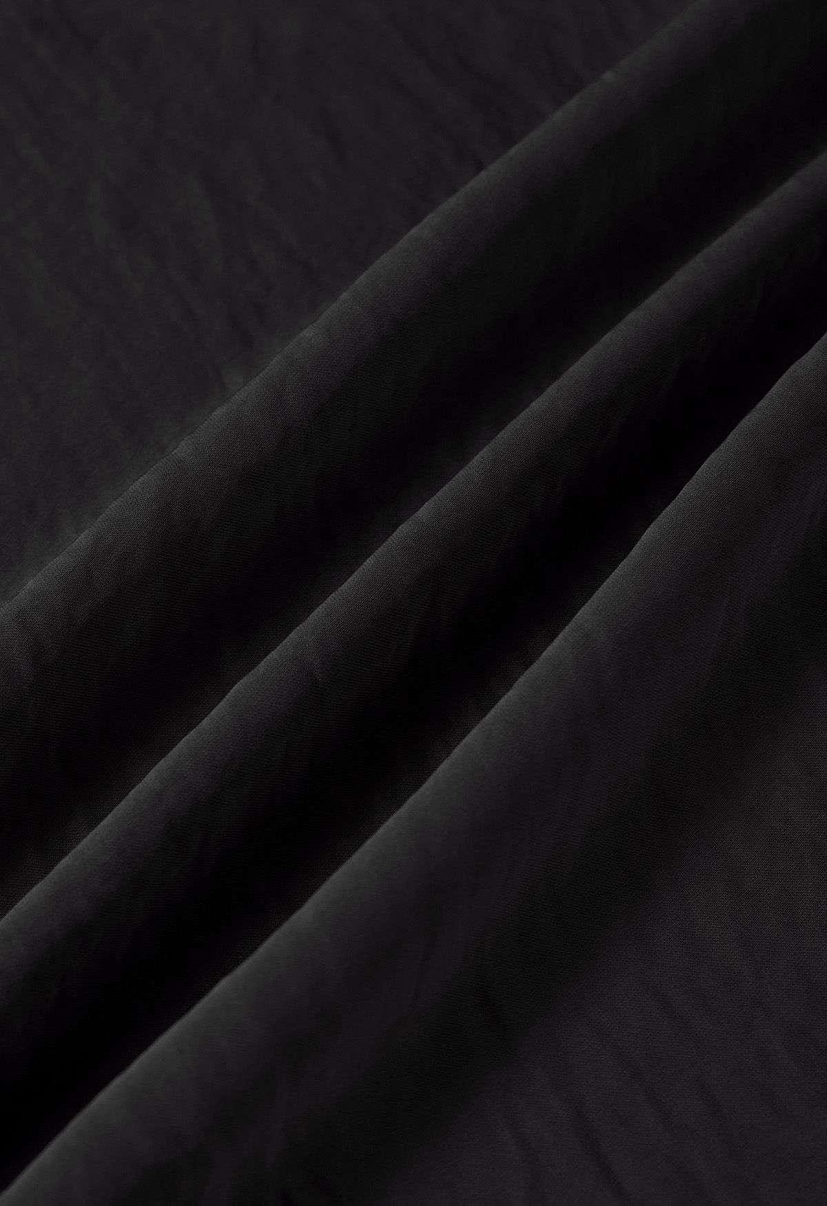 Strukturiertes rückenfreies Maxikleid aus Satin in Schwarz