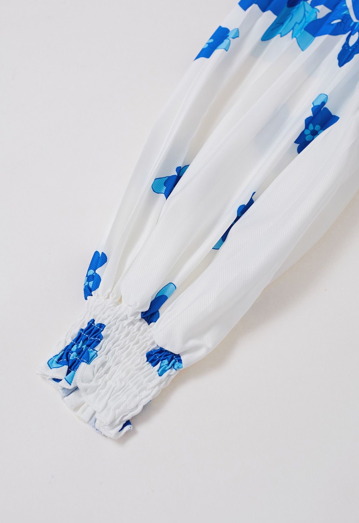 Blossoming Day – Plissiertes Maxikleid mit Aquarellmuster in Blau