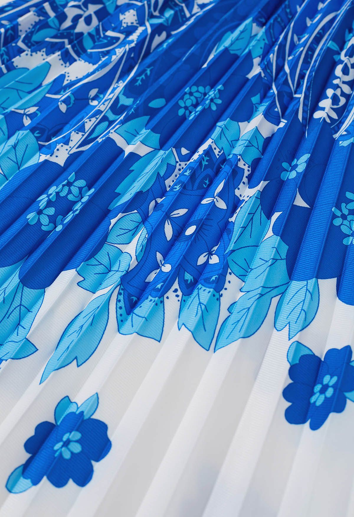 Blossoming Day – Plissiertes Maxikleid mit Aquarellmuster in Blau