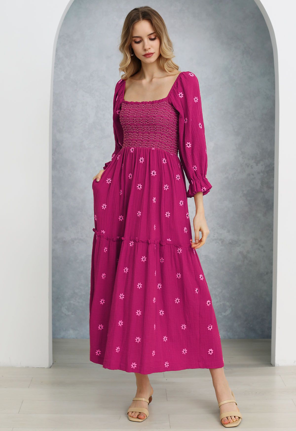 Midikleid mit eckigem Ausschnitt und Floret-Stickerei in Pink