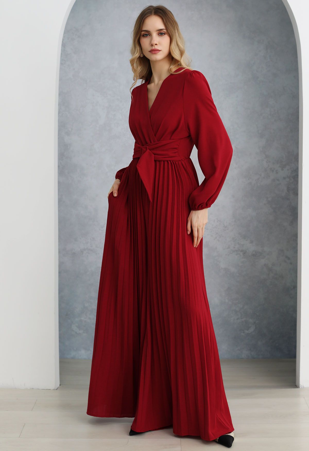 Plissierter Jumpsuit mit weitem Bein und Schärpe in Rot