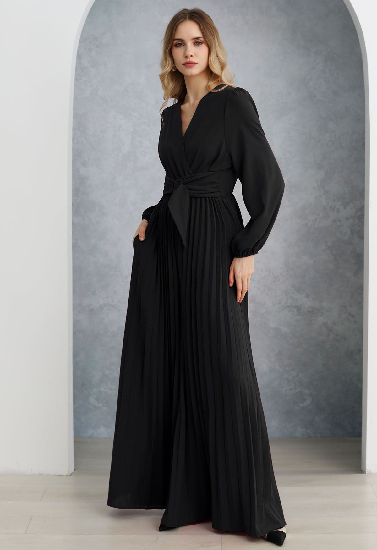 Plissierter Jumpsuit mit weitem Bein und Schärpe in Schwarz