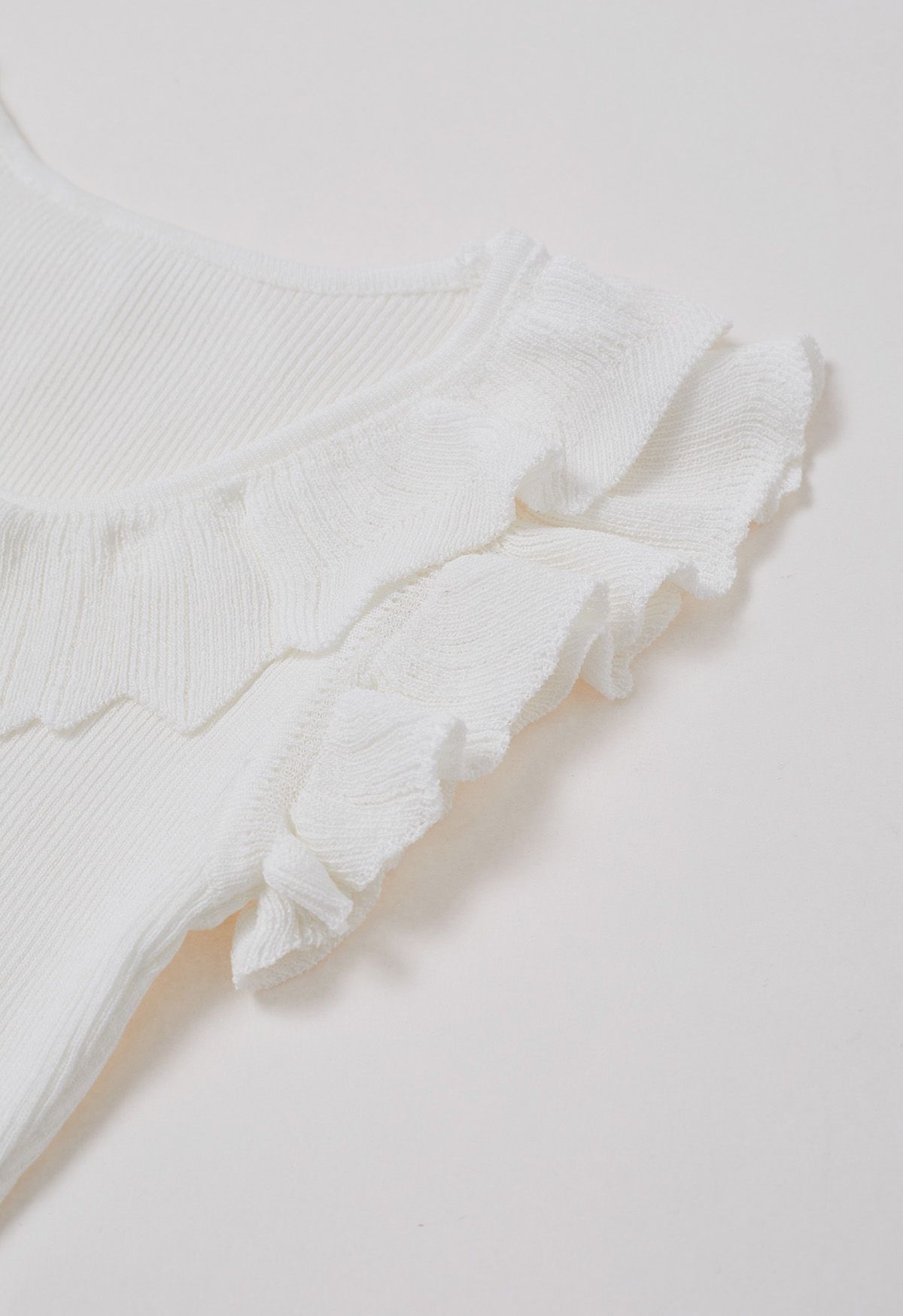 Ethereal – Ärmelloses Stricktop mit Rüschen in Weiß