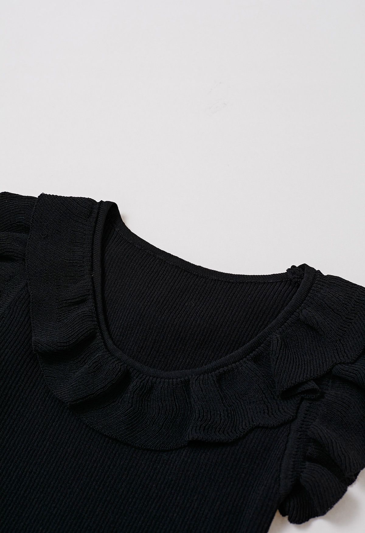 Ethereal – Ärmelloses Stricktop mit Rüschen in Schwarz