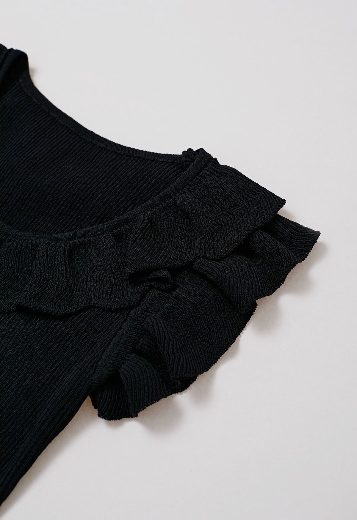 Ethereal – Ärmelloses Stricktop mit Rüschen in Schwarz