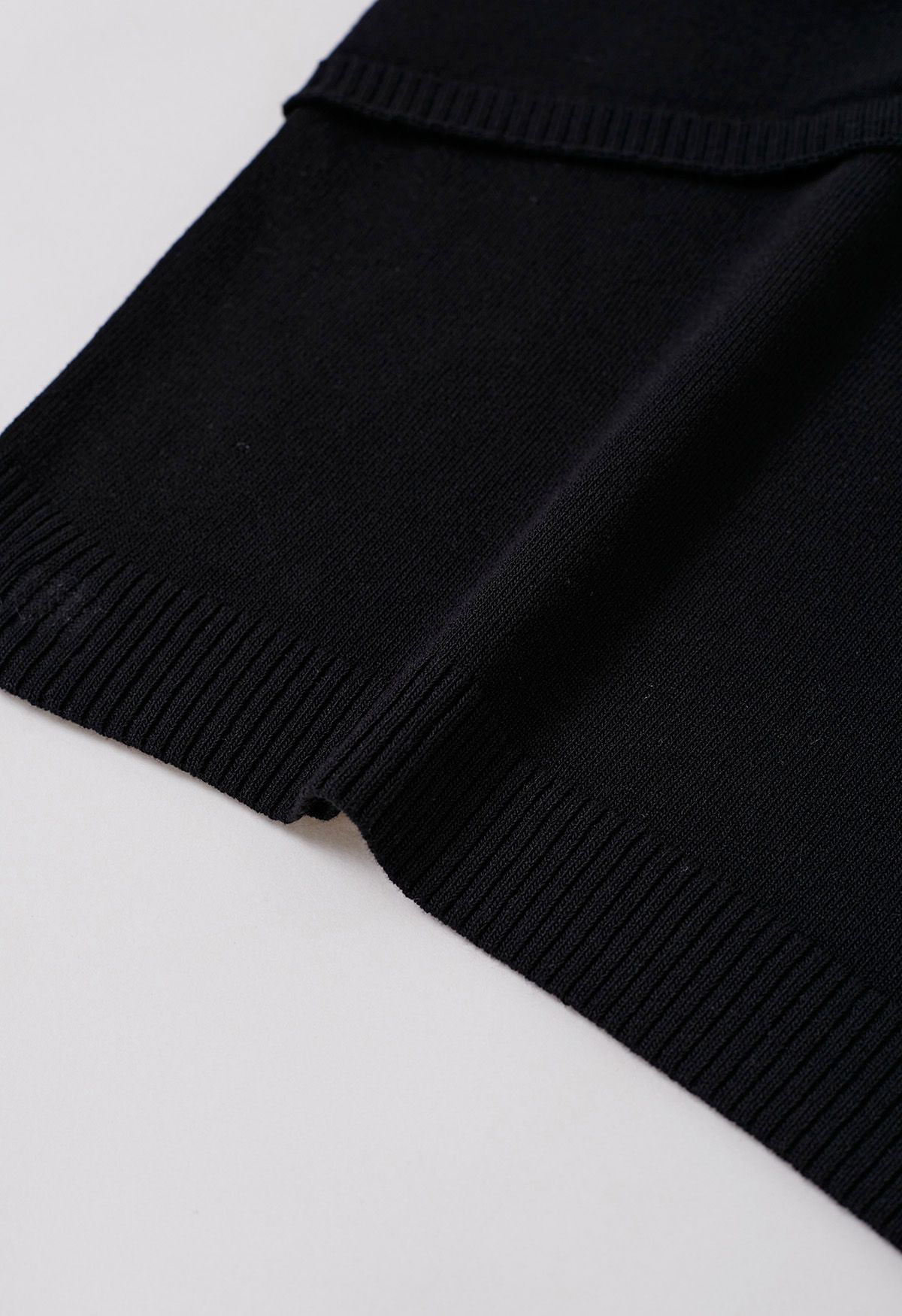 Neckholder-Stricktop mit Paspelierung in Schwarz