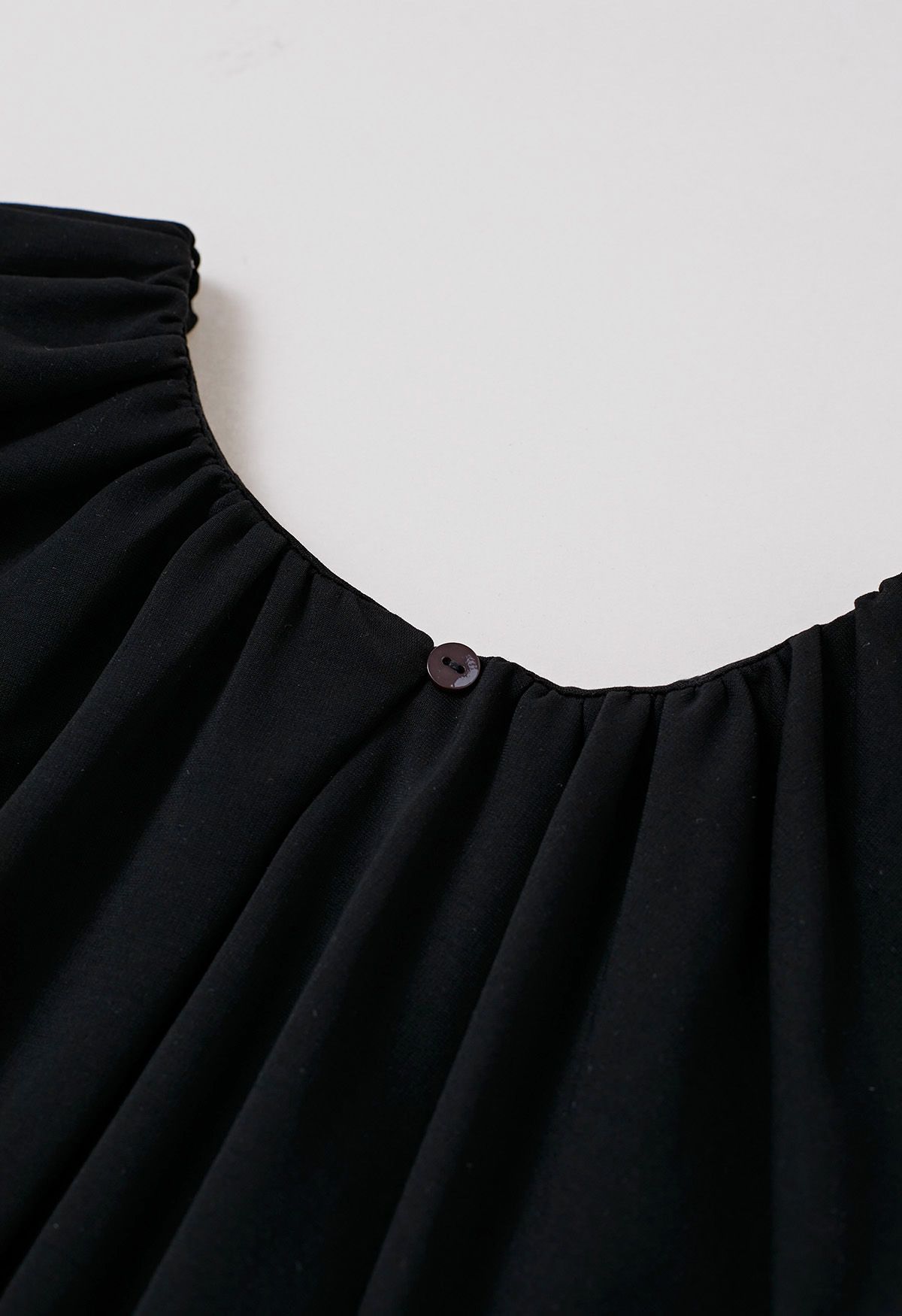 Ärmelloses Top mit Cut-out auf der Rückseite und gerüschtem Detail in Schwarz