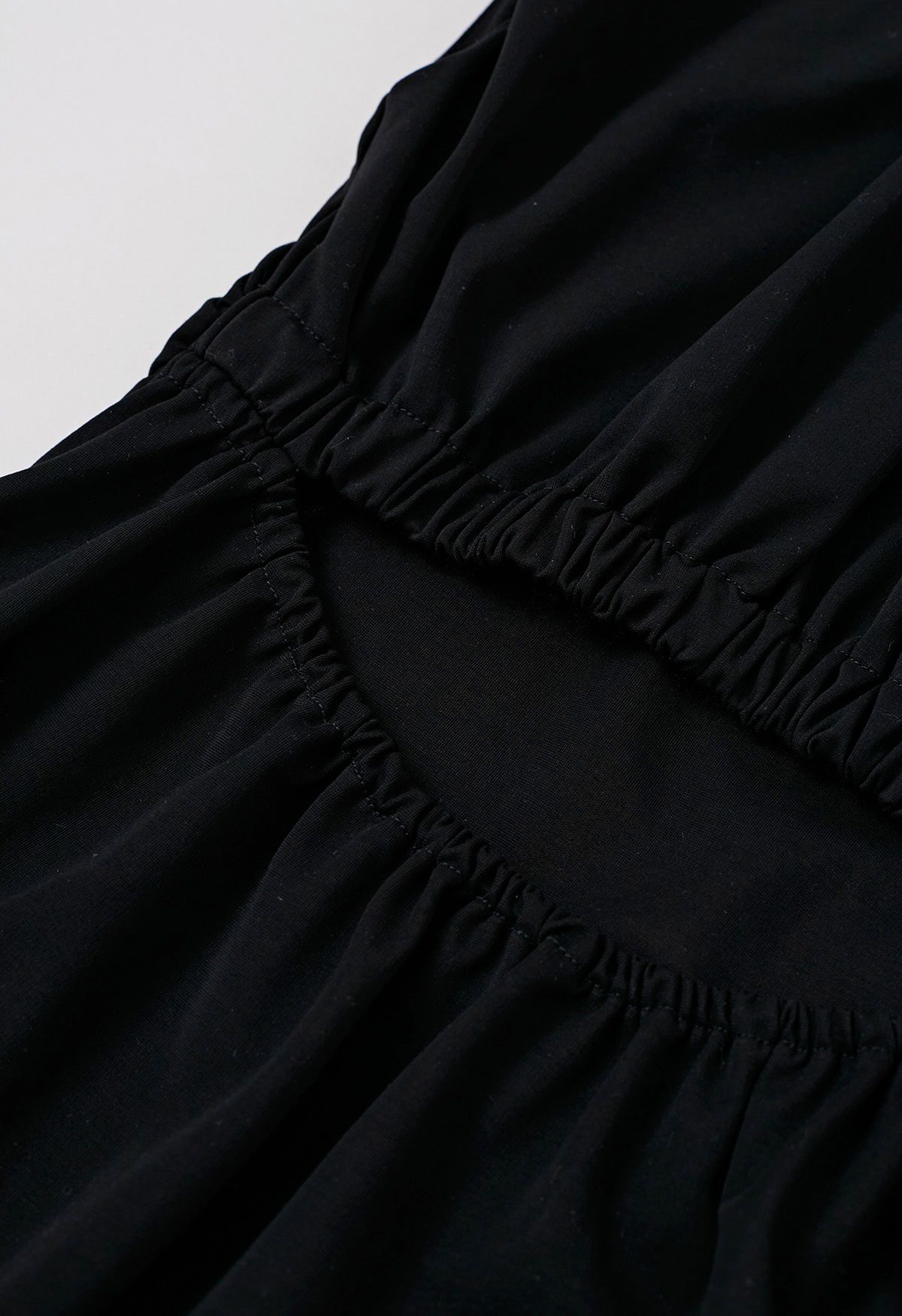 Ärmelloses Top mit Cut-out auf der Rückseite und gerüschtem Detail in Schwarz