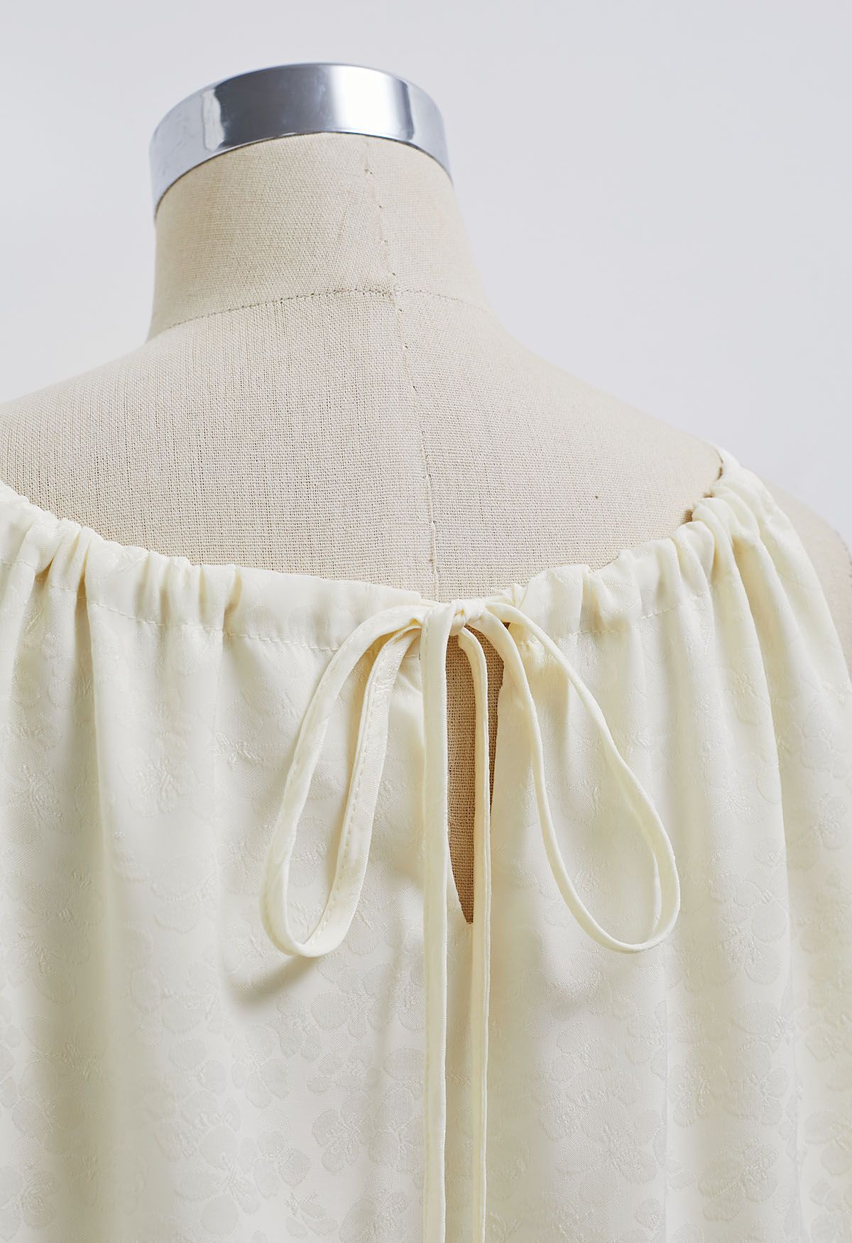 Neckholder-Top mit Blumenmuster und Jacquardmuster in Creme