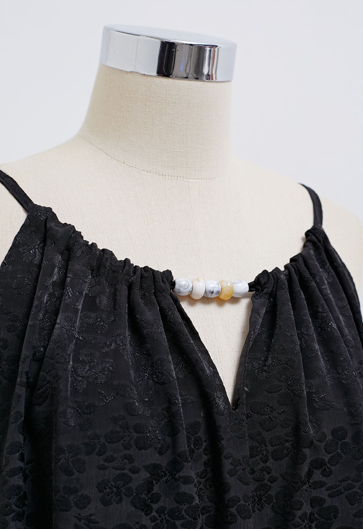 Neckholder-Top mit Blumenmuster und Perlen in Schwarz