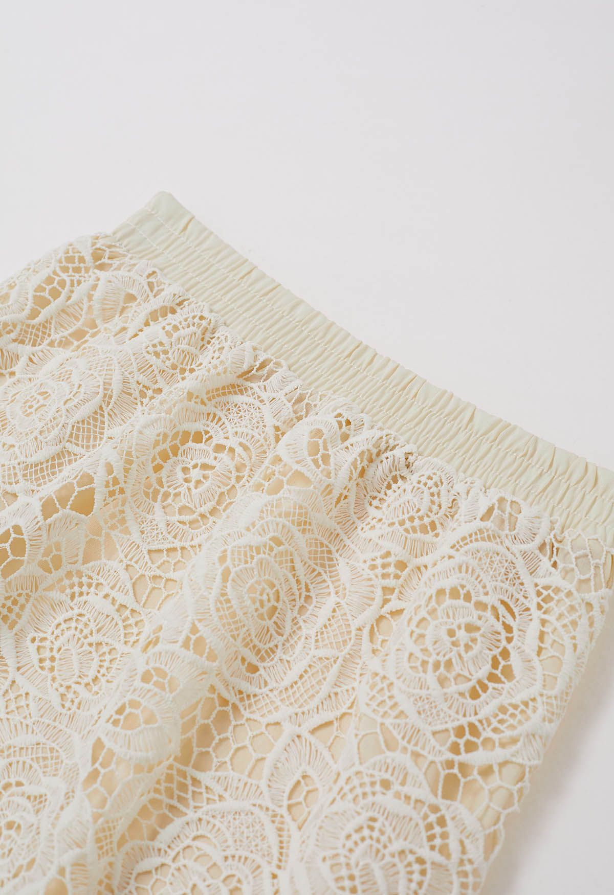 Exquisiter Maxirock aus Spitze mit Cutwork-Muster von Rose in Creme