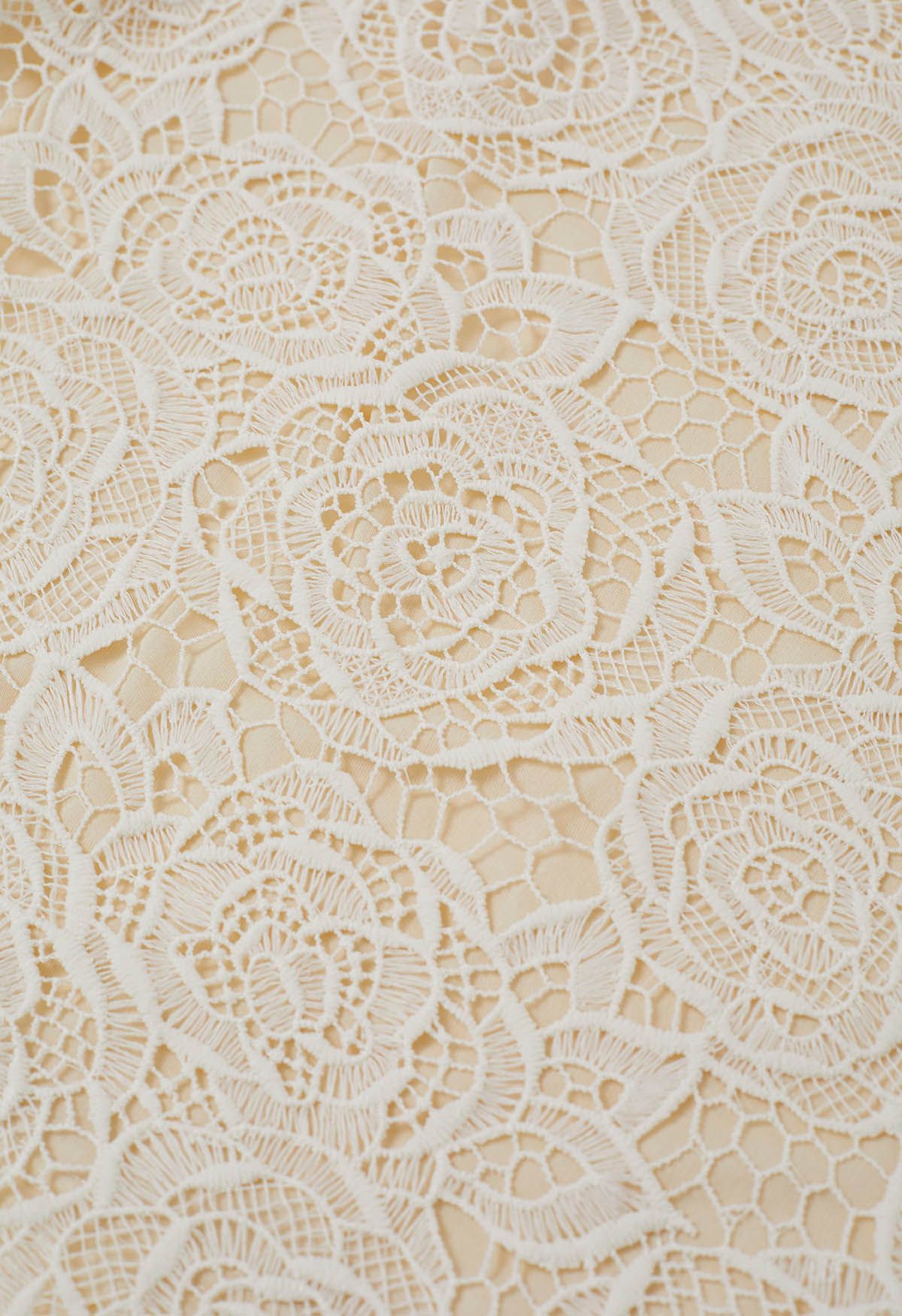 Exquisiter Maxirock aus Spitze mit Cutwork-Muster von Rose in Creme