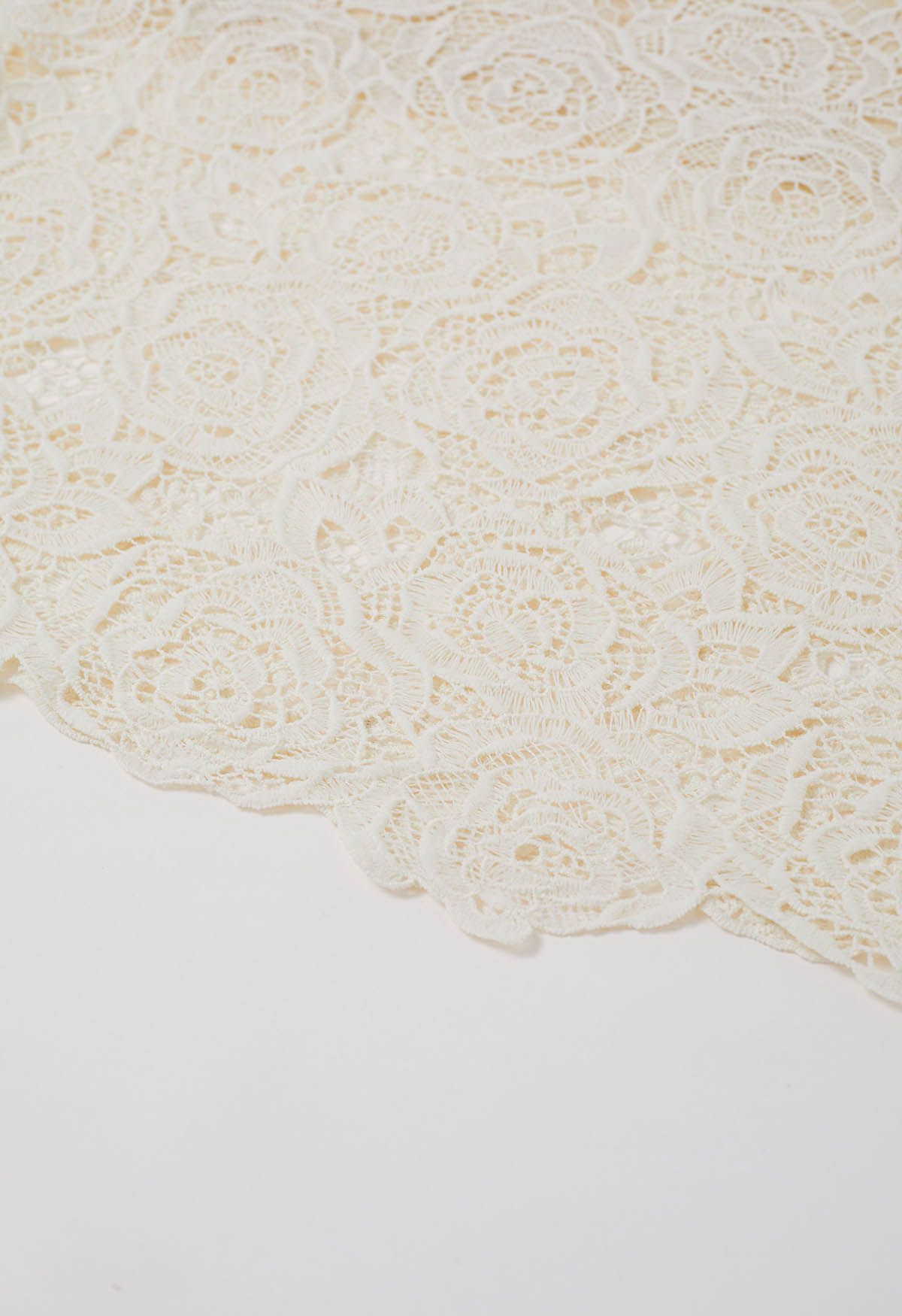 Exquisiter Maxirock aus Spitze mit Cutwork-Muster von Rose in Creme