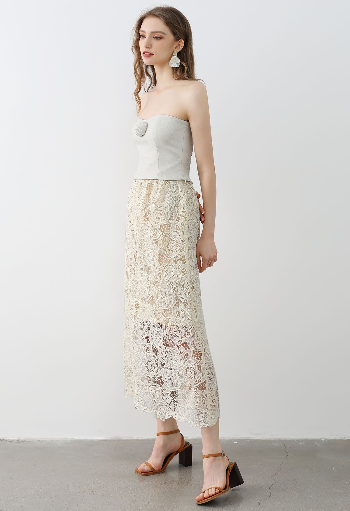 Exquisiter Maxirock aus Spitze mit Cutwork-Muster von Rose in Creme