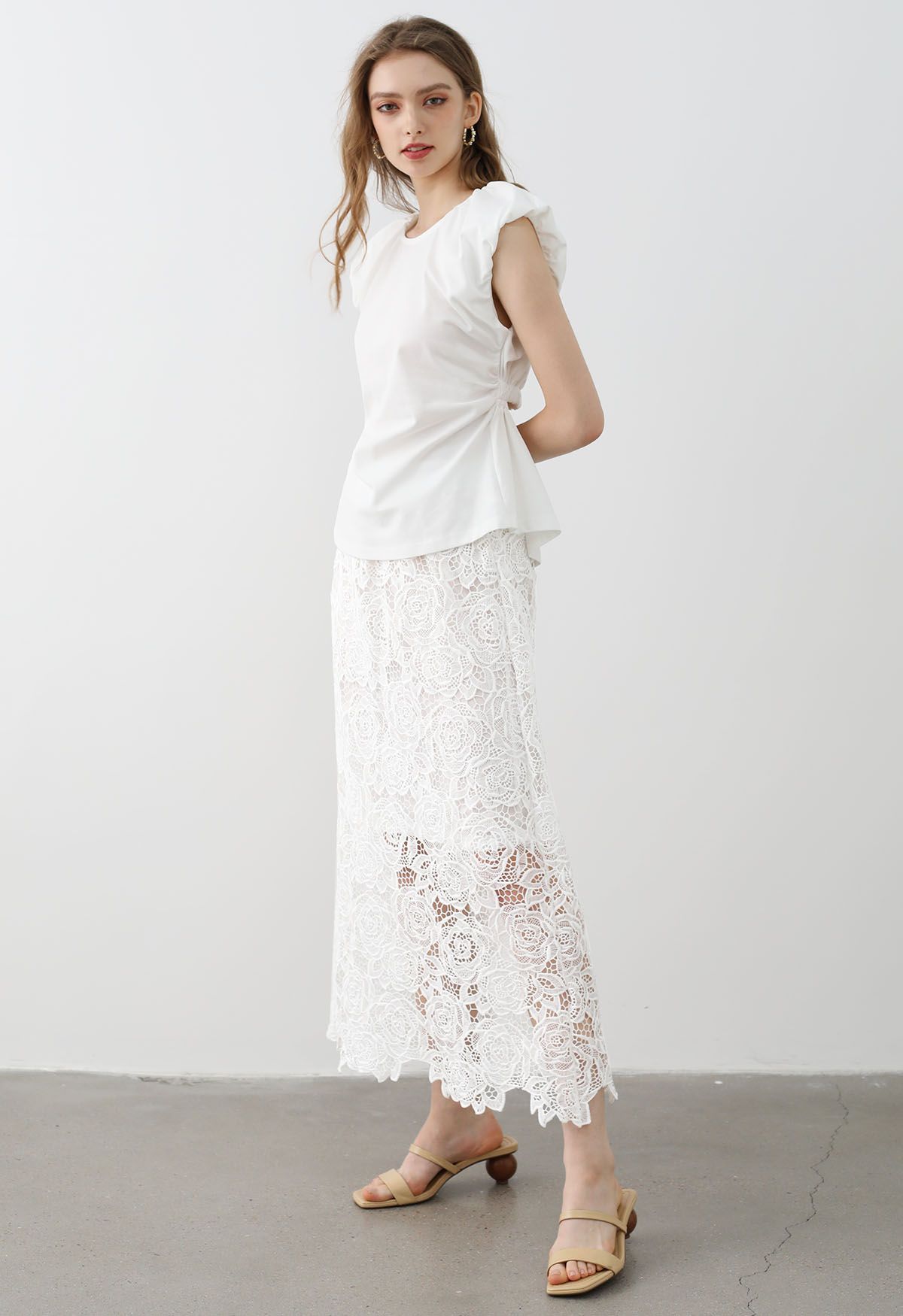 Exquisiter Maxirock aus Spitze mit Cutwork-Muster von Rose in Weiß