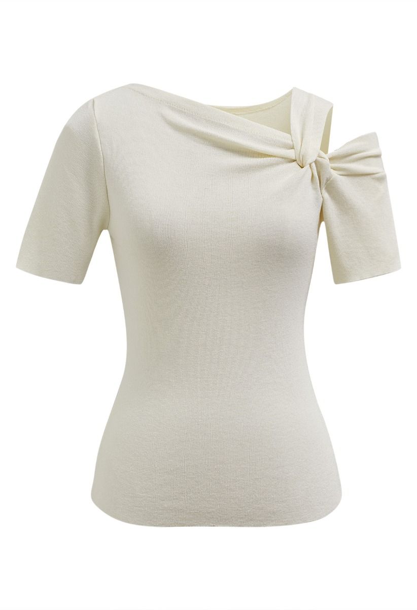 Stilvolles, dehnbares Stricktop mit geknoteten Schultern in Creme