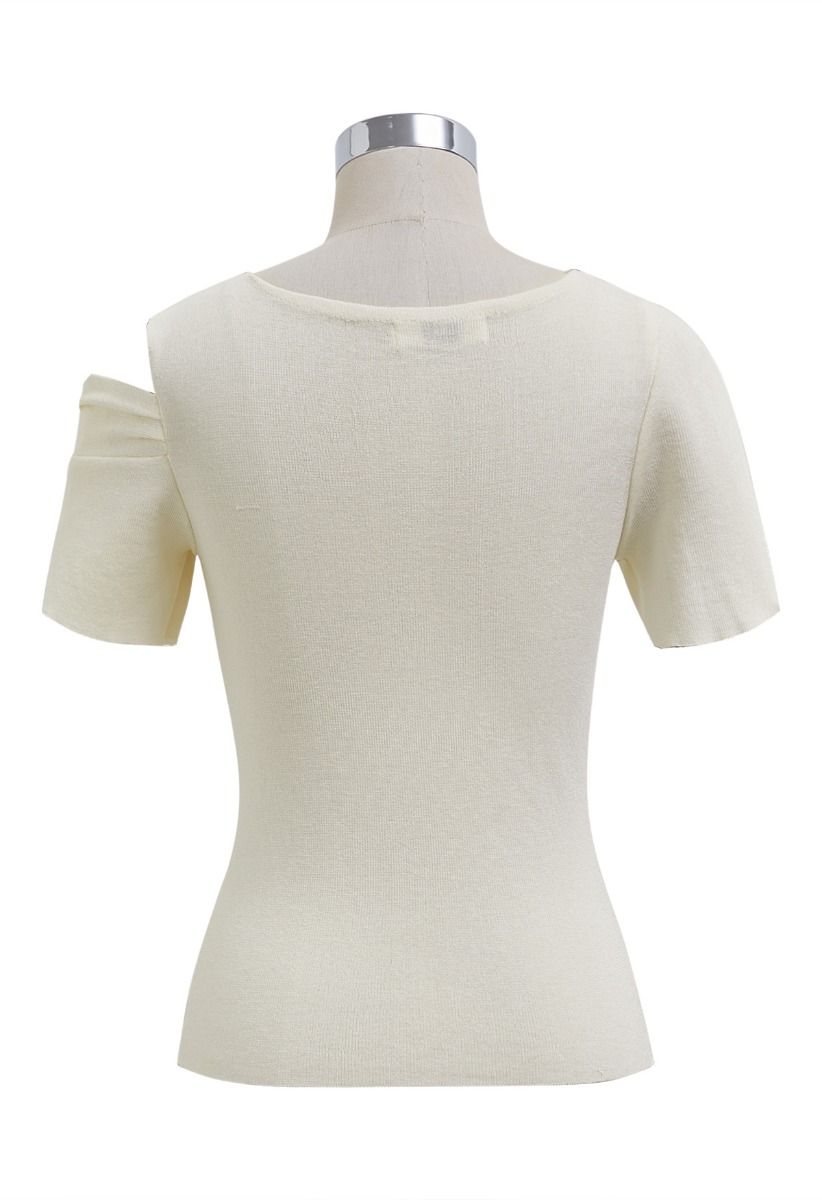 Stilvolles, dehnbares Stricktop mit geknoteten Schultern in Creme