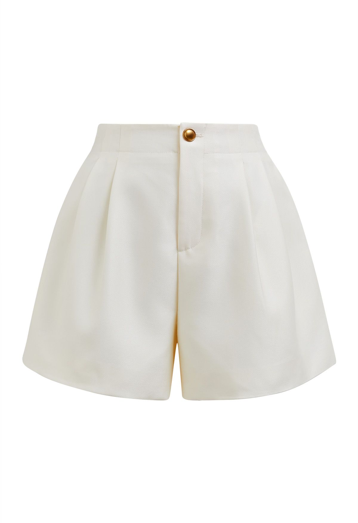 Shorts mit Seitentaschen und goldenem Knopf in Creme