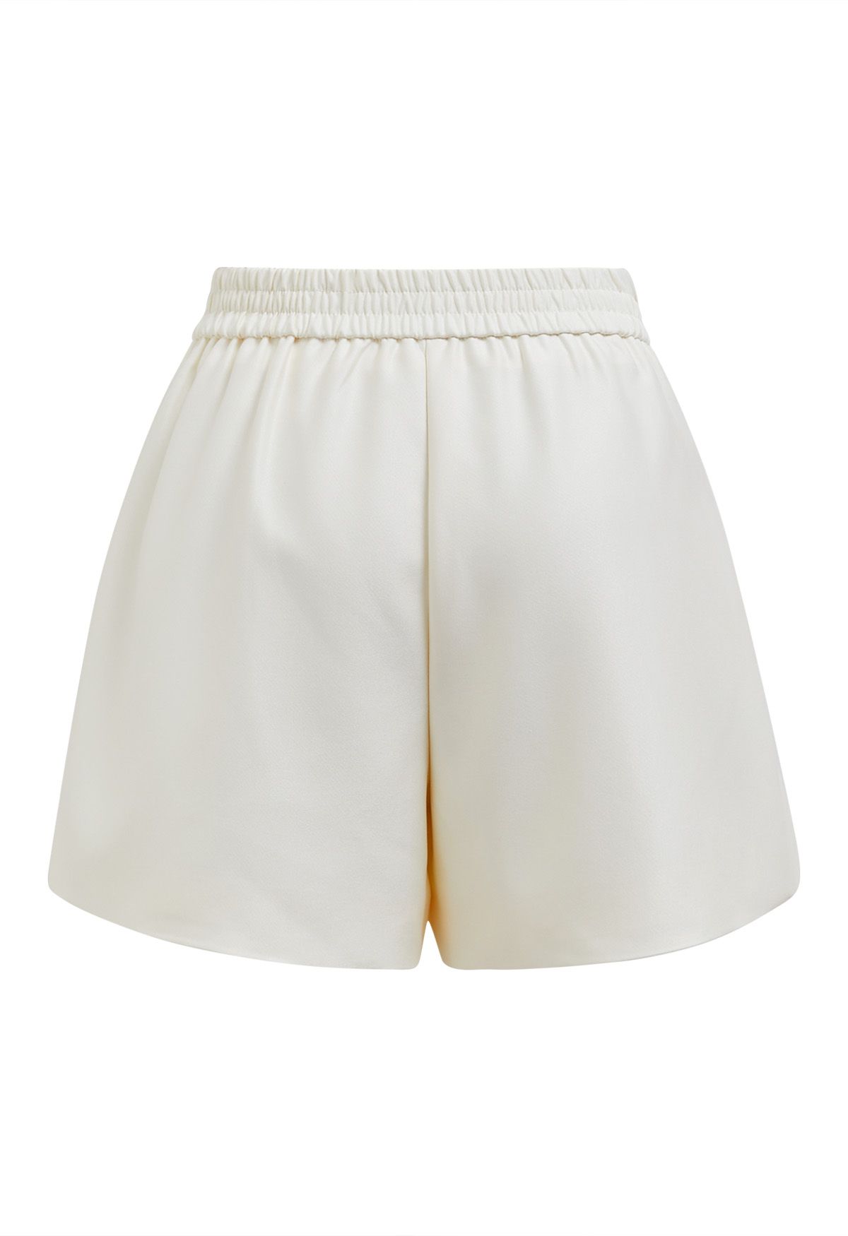 Shorts mit Seitentaschen und goldenem Knopf in Creme