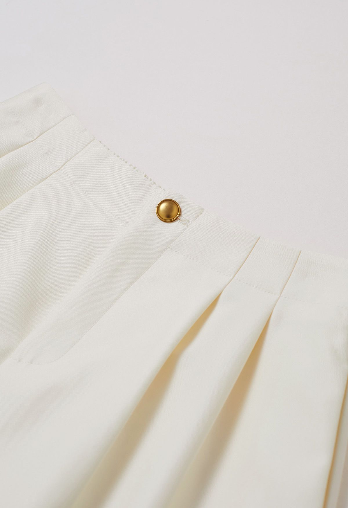 Shorts mit Seitentaschen und goldenem Knopf in Creme