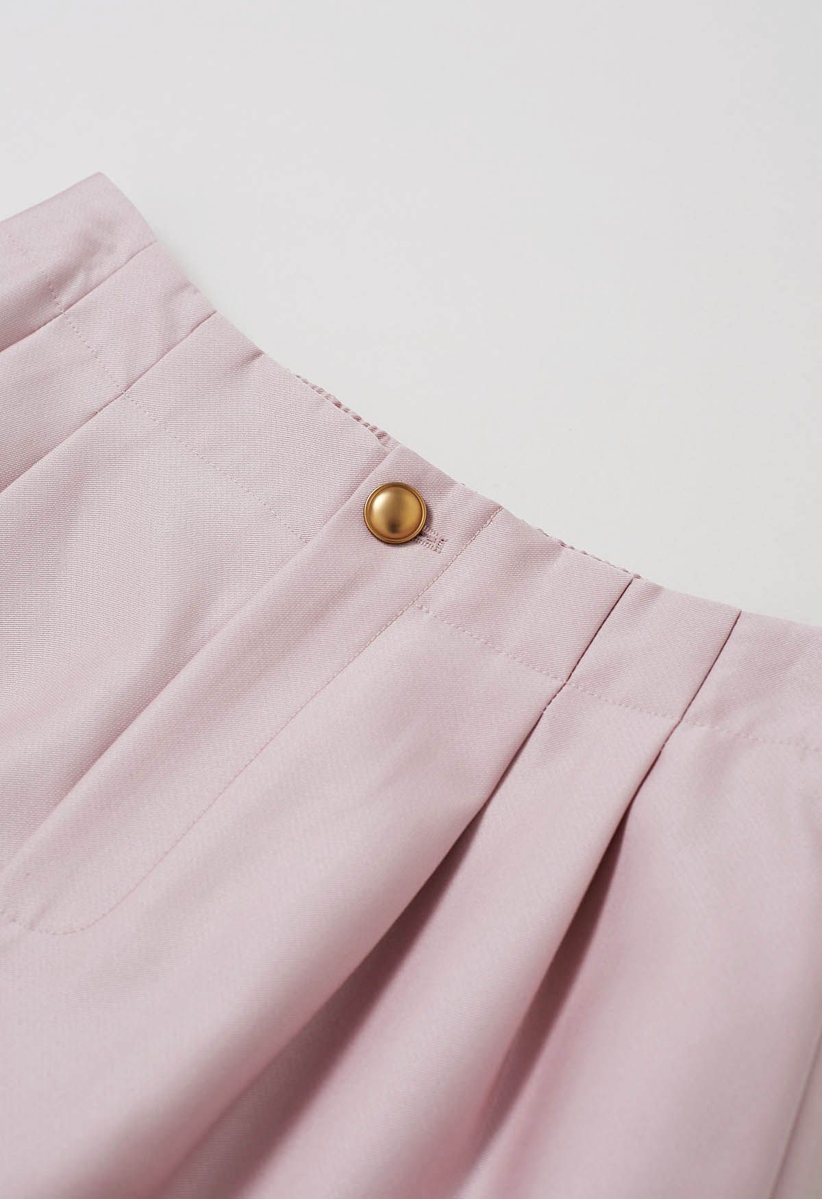 Shorts mit Seitentaschen und goldenem Knopf in Rosa