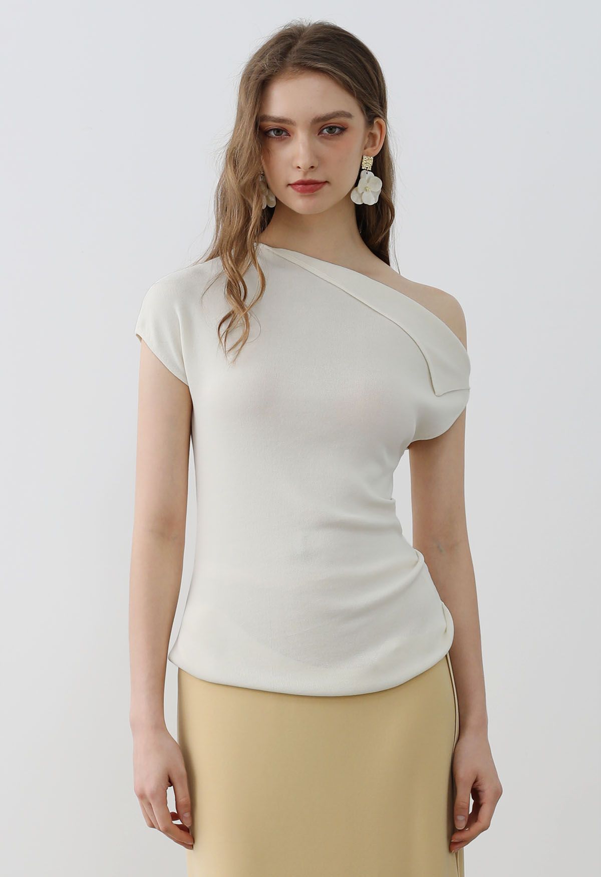 Asymmetrisches Strickoberteil mit gefaltetem Kragen in Creme