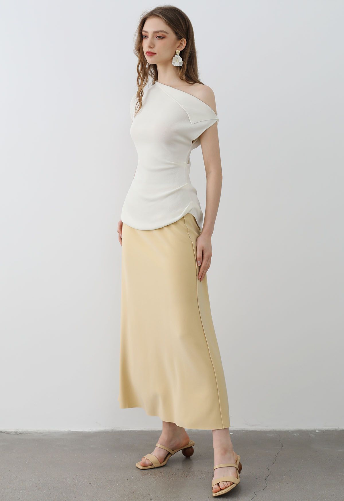 Asymmetrisches Strickoberteil mit gefaltetem Kragen in Creme