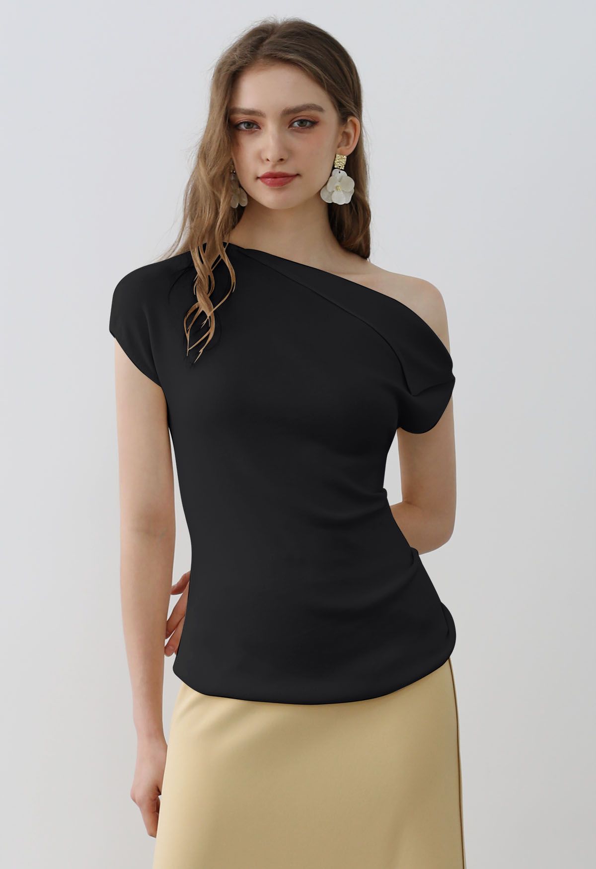 Asymmetrisches Stricktop mit gefaltetem Kragen in Schwarz