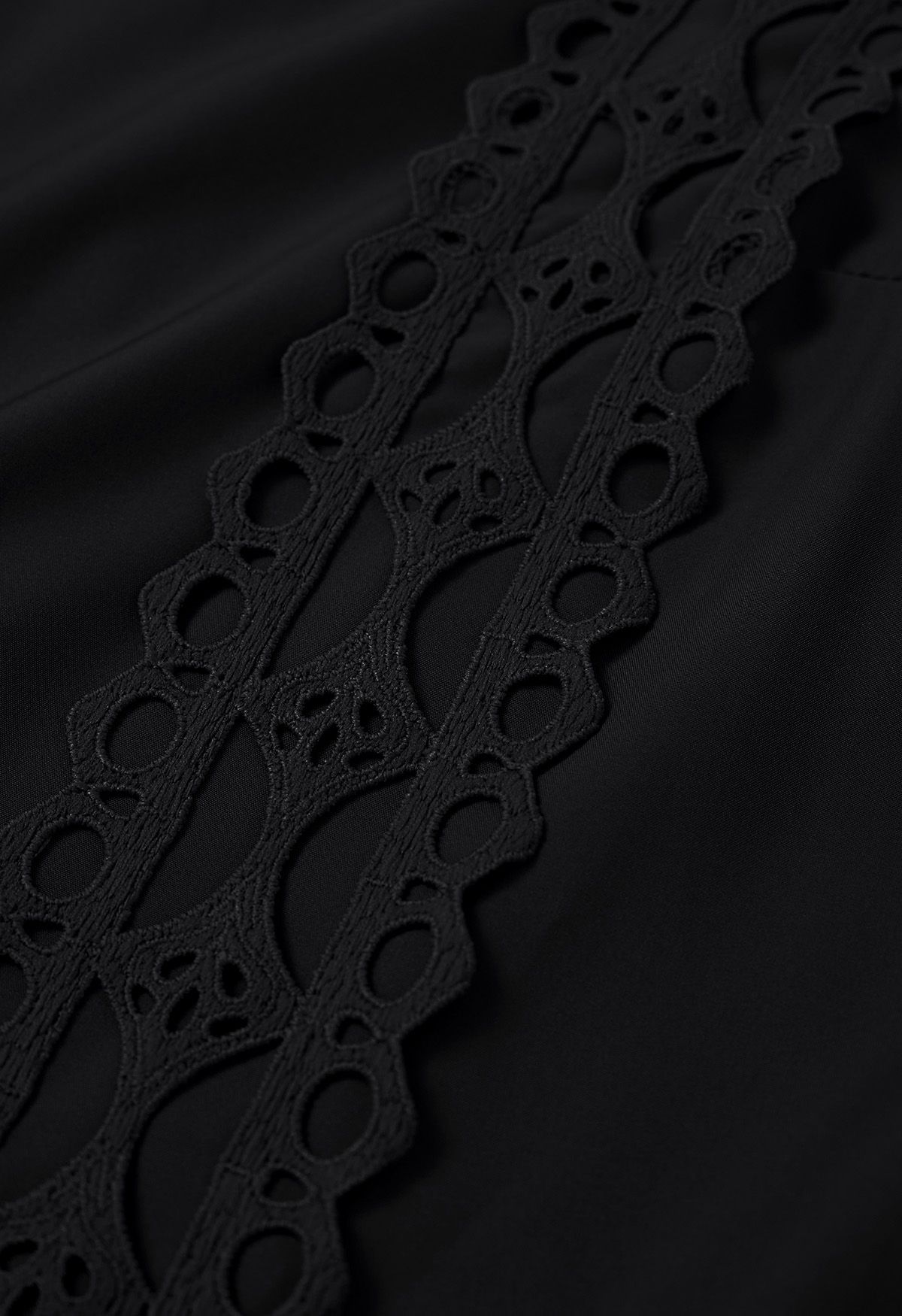 Schwarzes Midikleid mit Cutwork-Spitzenbesatz und Puffärmeln