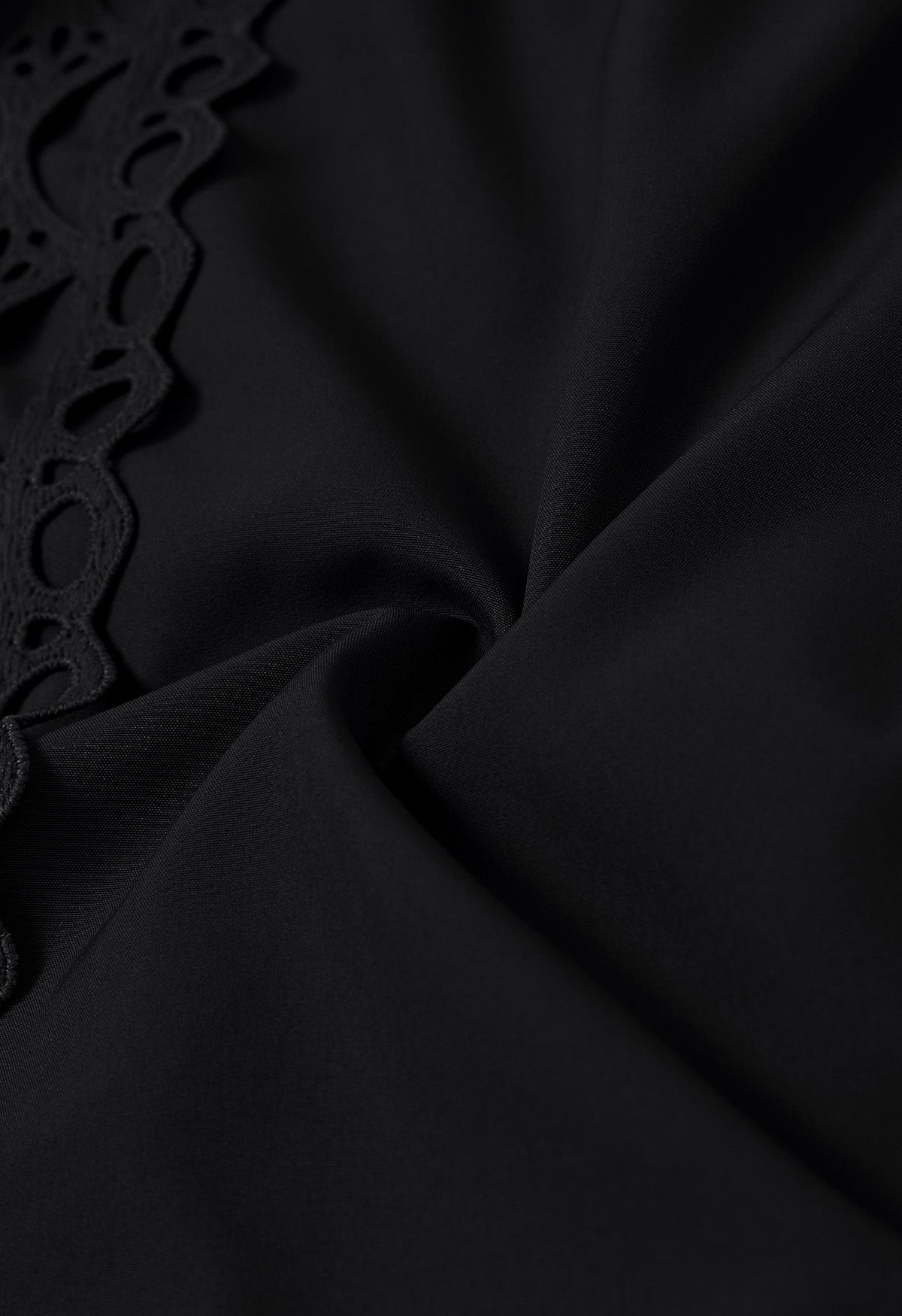 Schwarzes Midikleid mit Cutwork-Spitzenbesatz und Puffärmeln