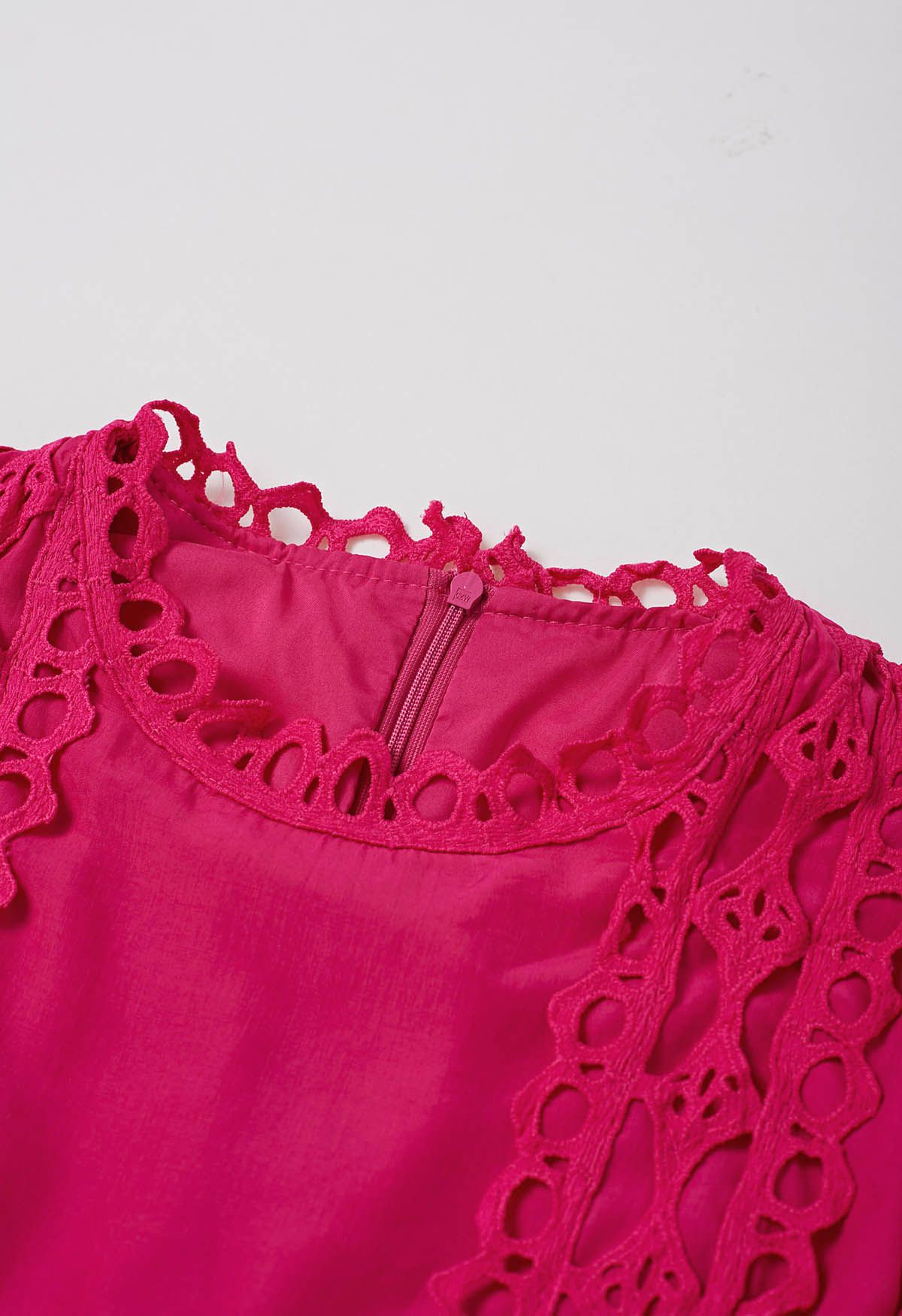 Midikleid mit Cutwork-Spitzenbesatz, Gürtel und Puffärmeln in Magenta