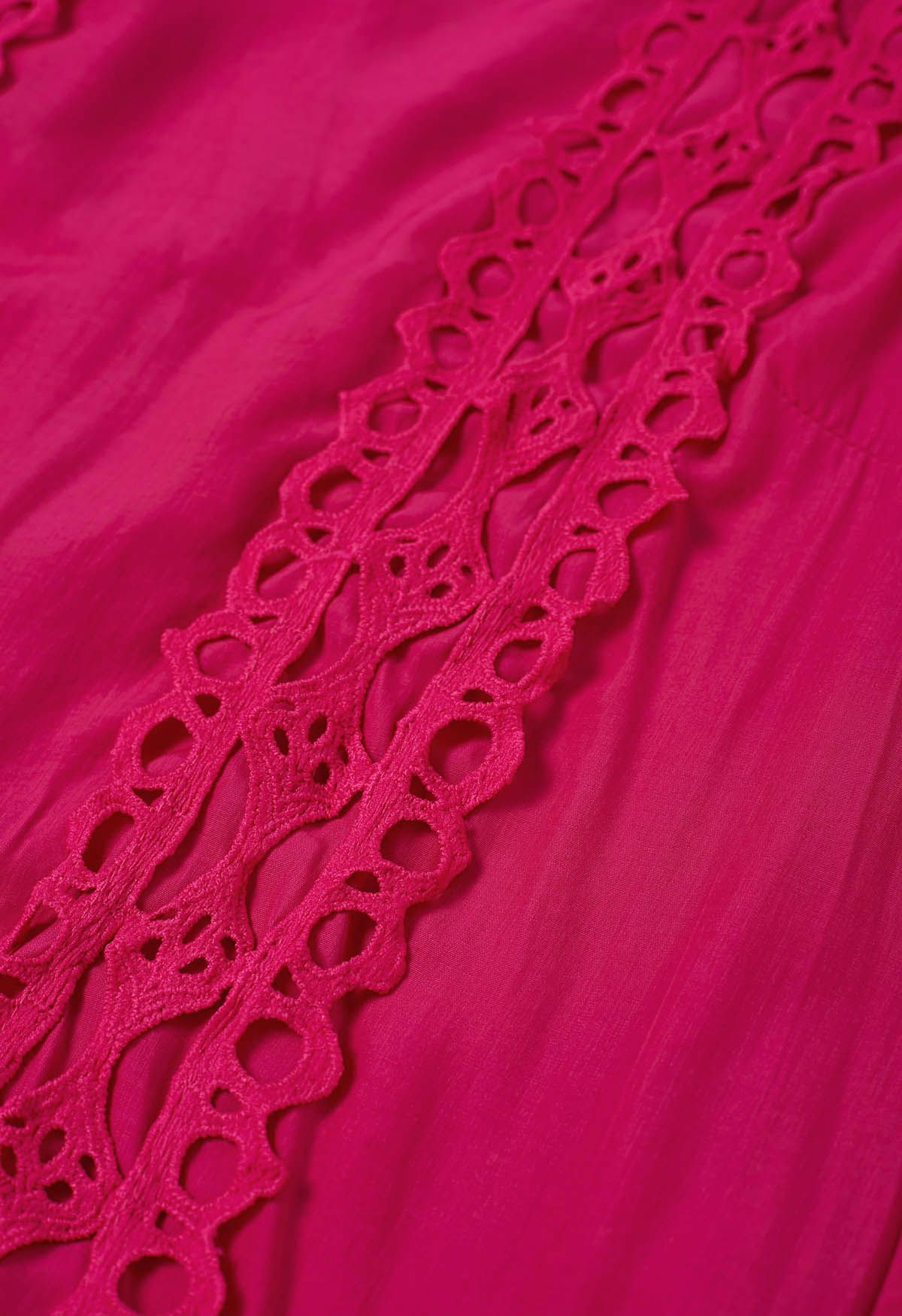 Midikleid mit Cutwork-Spitzenbesatz, Gürtel und Puffärmeln in Magenta