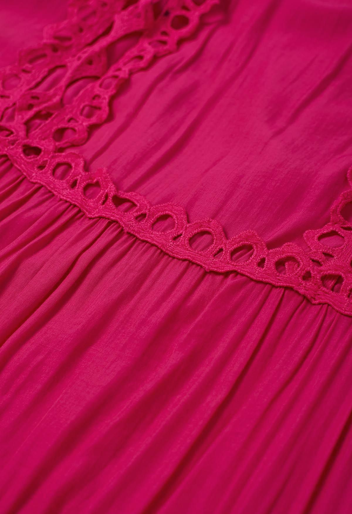 Midikleid mit Cutwork-Spitzenbesatz, Gürtel und Puffärmeln in Magenta