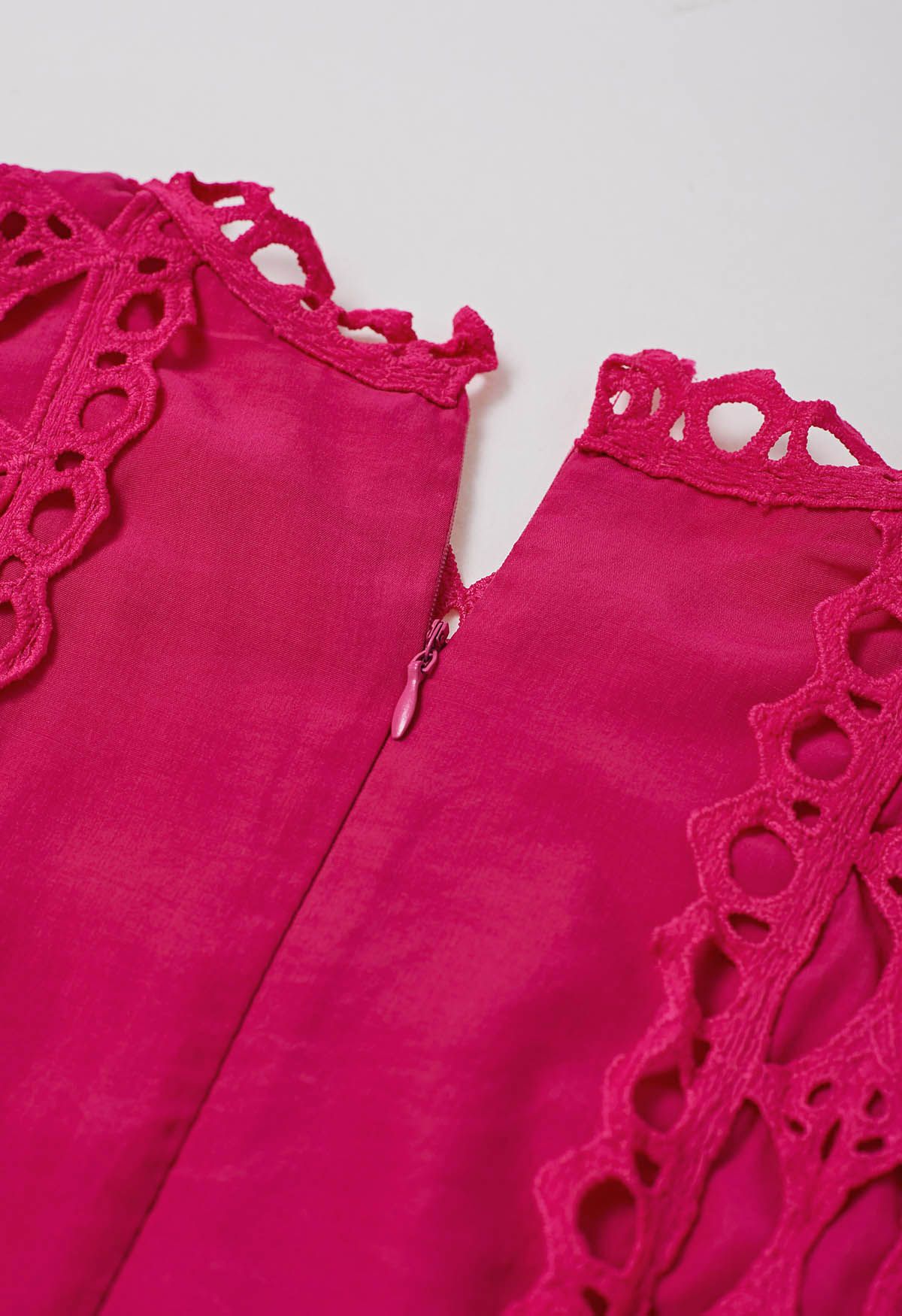 Midikleid mit Cutwork-Spitzenbesatz, Gürtel und Puffärmeln in Magenta