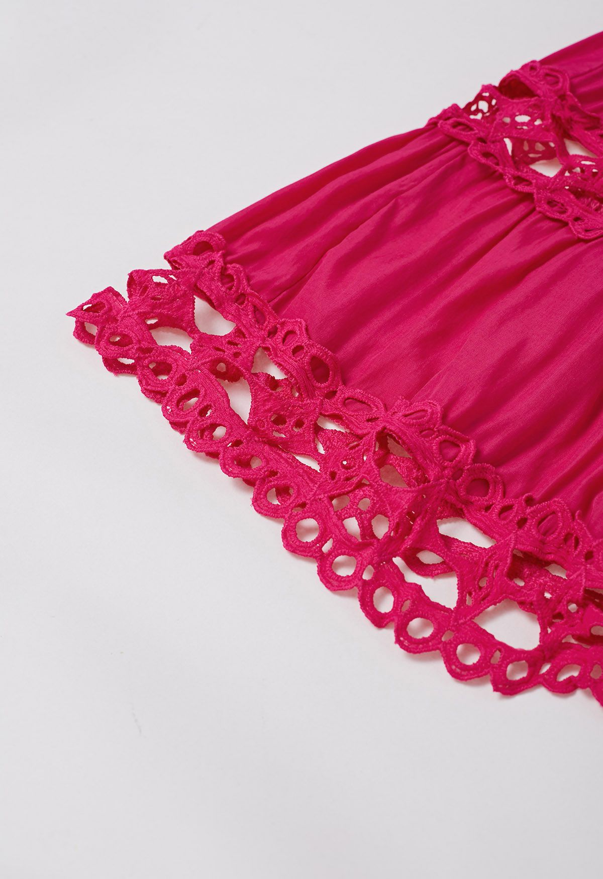 Midikleid mit Cutwork-Spitzenbesatz, Gürtel und Puffärmeln in Magenta