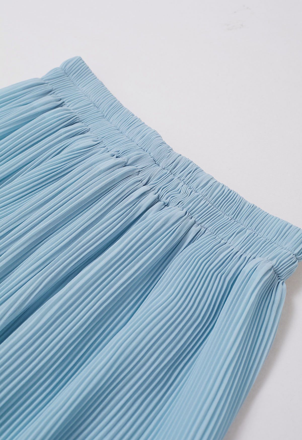 Set aus plissiertem Chiffon-Oberteil und Hose mit Glockenärmeln in Blau