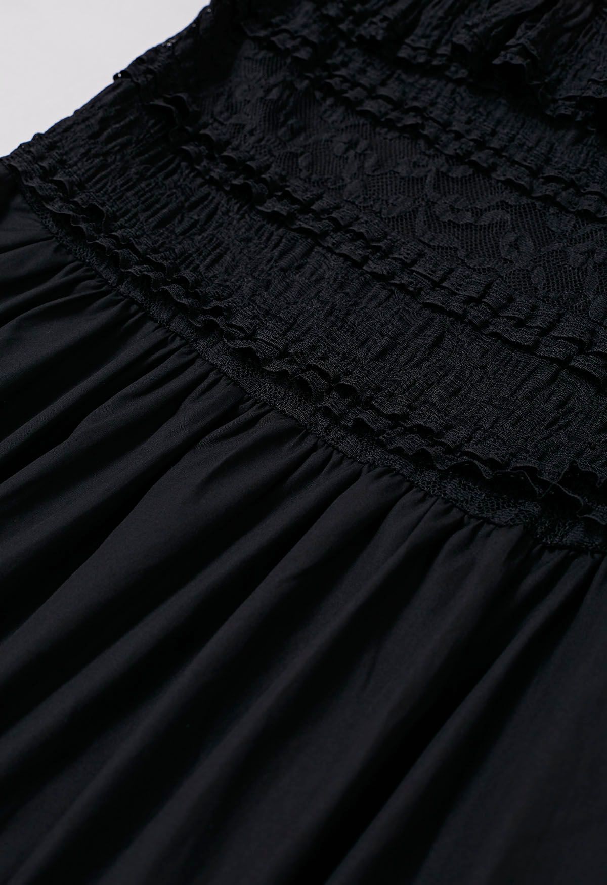 Schulterfreies, gestuftes Spitzenkleid in Schwarz