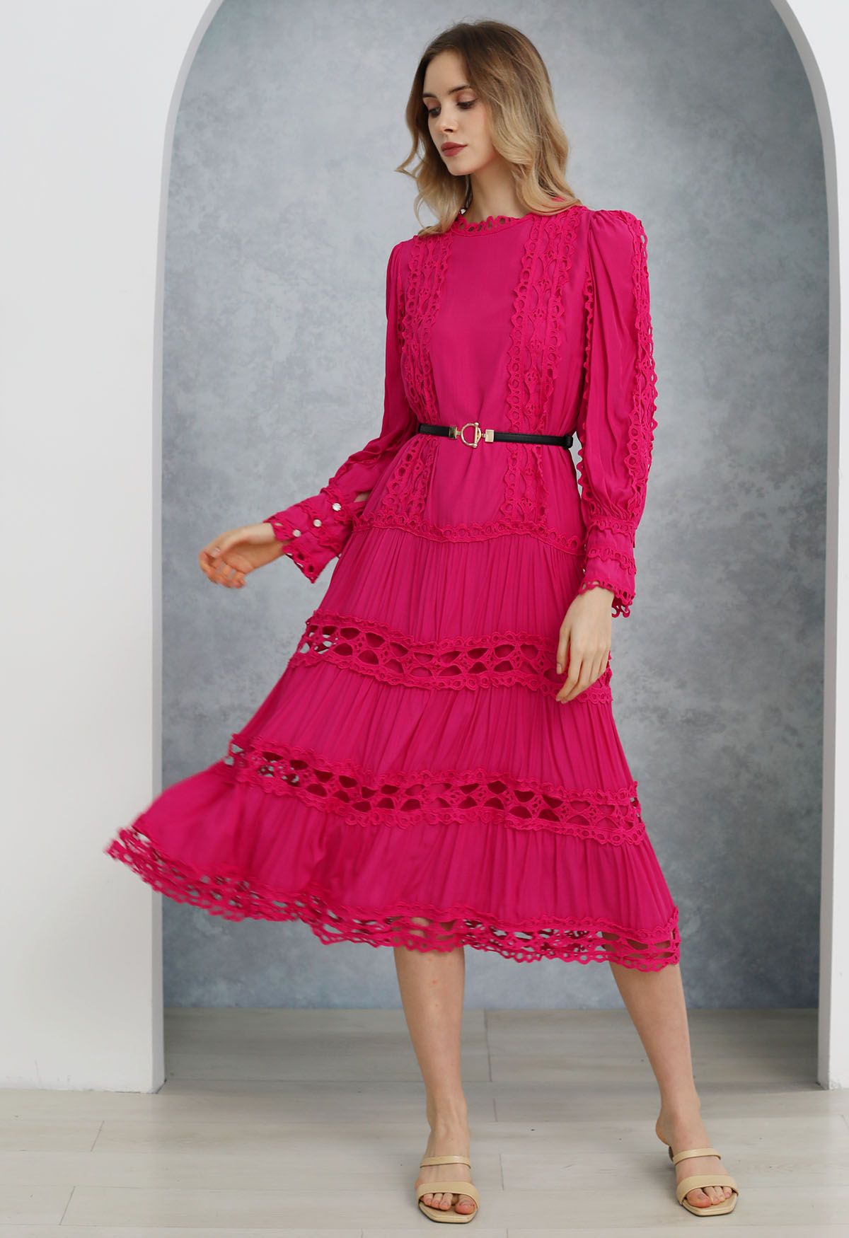 Midikleid mit Cutwork-Spitzenbesatz, Gürtel und Puffärmeln in Magenta