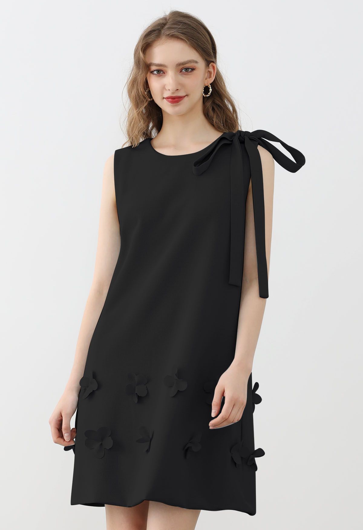 Ärmelloses Kleid mit Blumenapplikation und Schleife in Schwarz