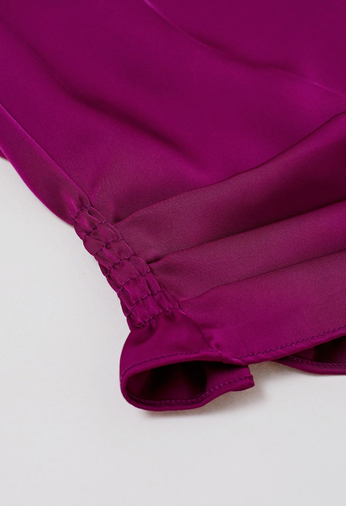 One-Shoulder-Satin-Top mit geraffter Rückseite in Magenta