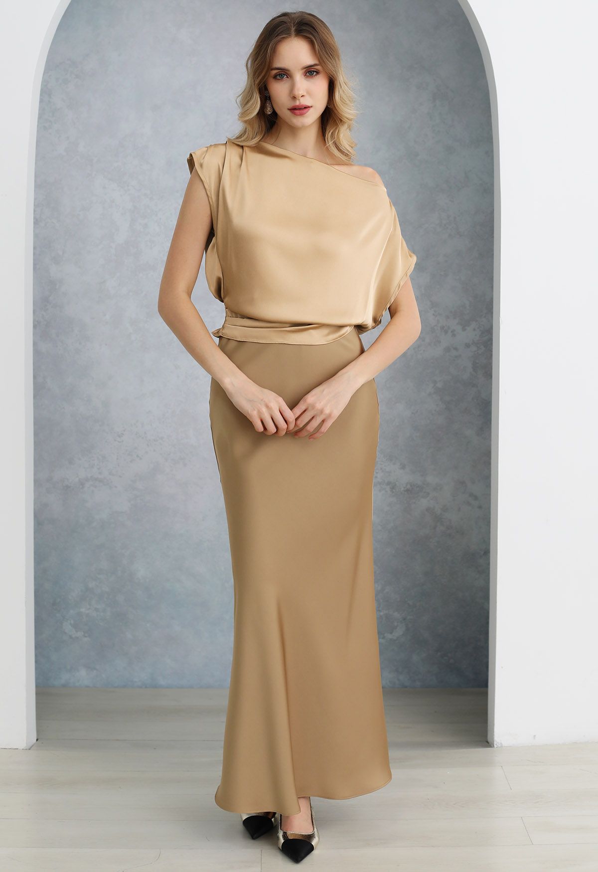 One-Shoulder-Satin-Top mit geraffter Rückseite in Gold