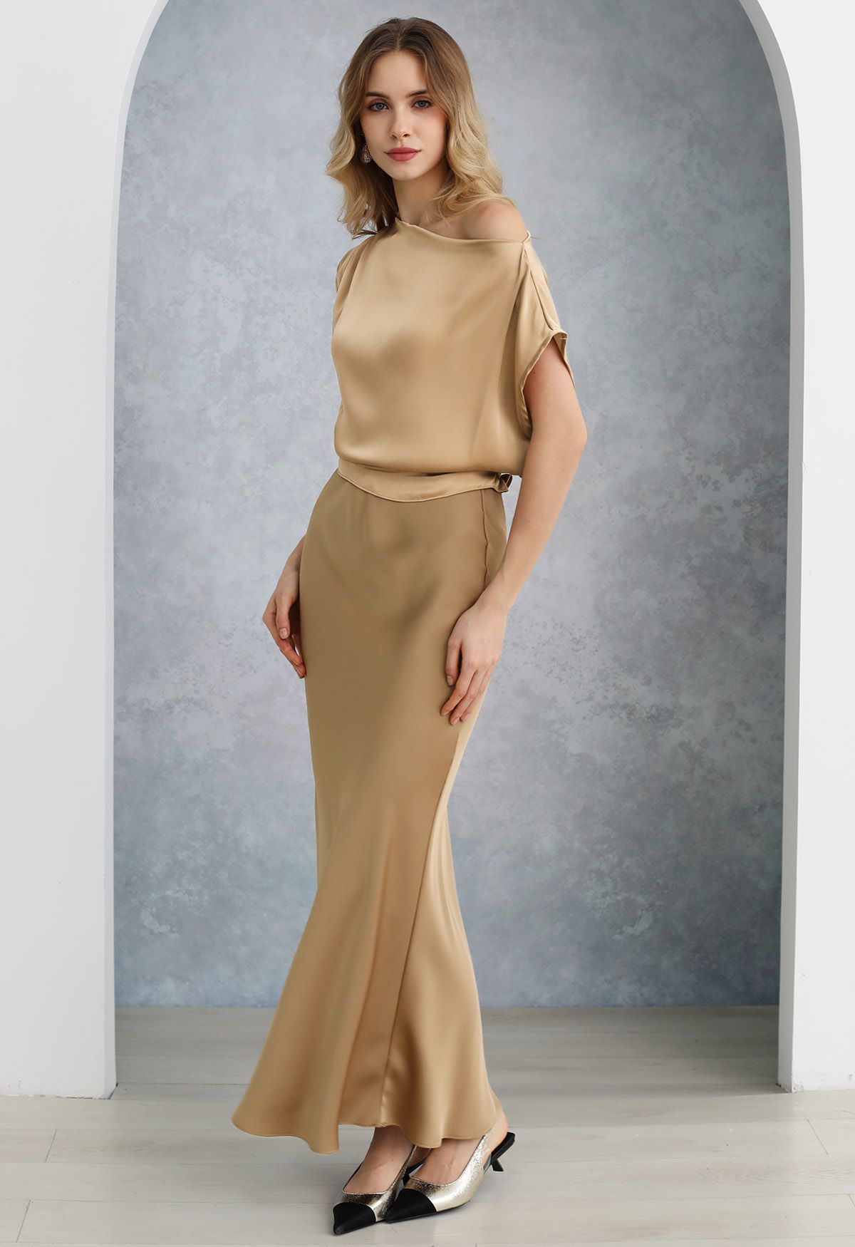 One-Shoulder-Satin-Top mit geraffter Rückseite in Gold