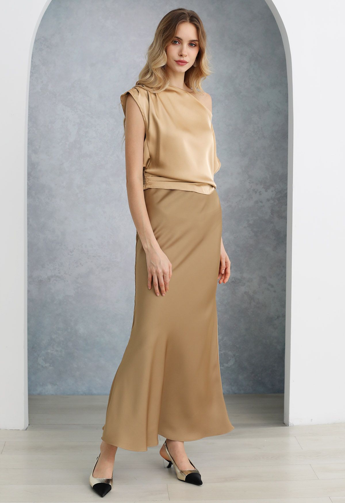 One-Shoulder-Satin-Top mit geraffter Rückseite in Gold