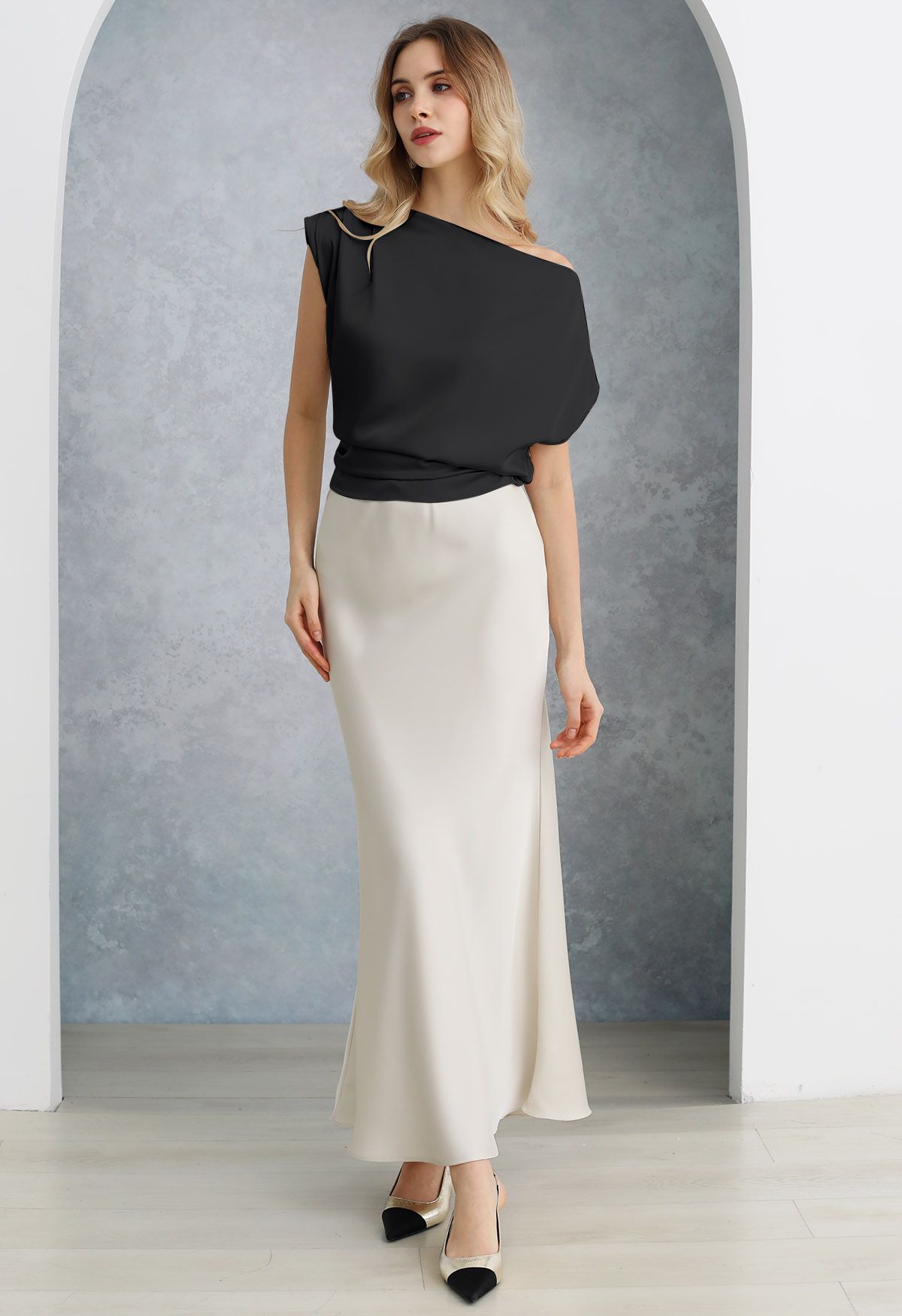 One-Shoulder-Satin-Top mit geraffter Rückseite in Schwarz