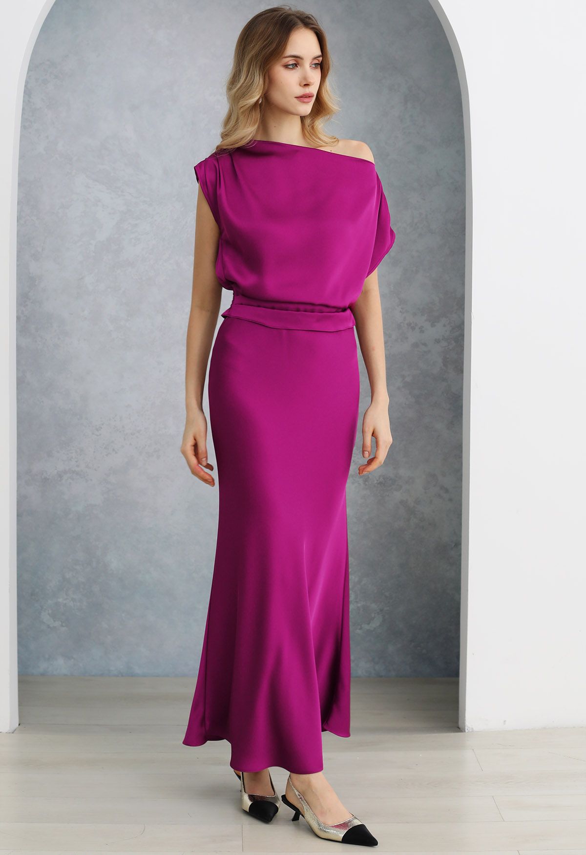 One-Shoulder-Satin-Top mit geraffter Rückseite in Magenta