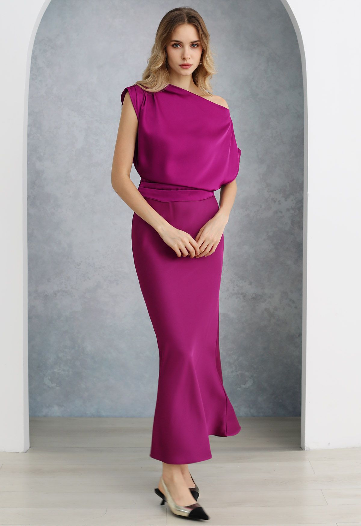 One-Shoulder-Satin-Top mit geraffter Rückseite in Magenta