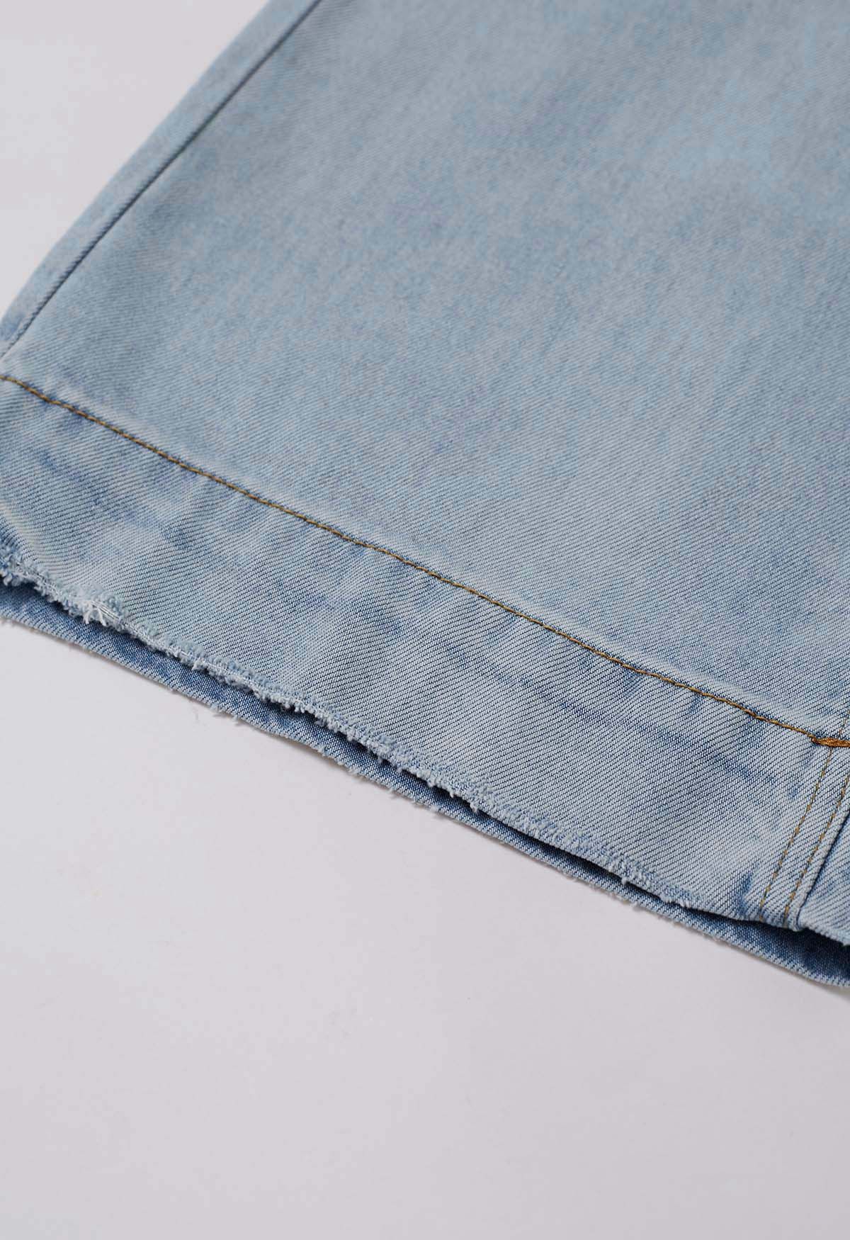 Hellblaue Jeans mit geradem Bein und Gürtel 