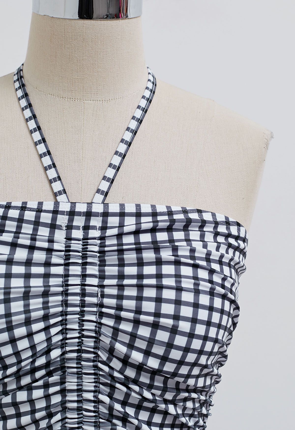 Neckholder-Badeanzug mit Gingham-Muster und Kordelzug in Schwarz