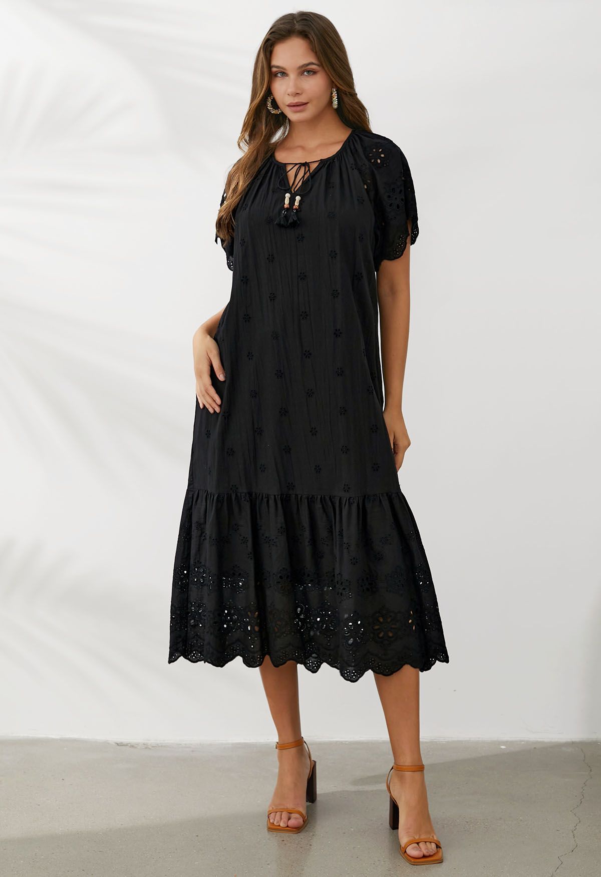 Dolly-Kleid mit V-Ausschnitt und Blumenstickereien in Schwarz