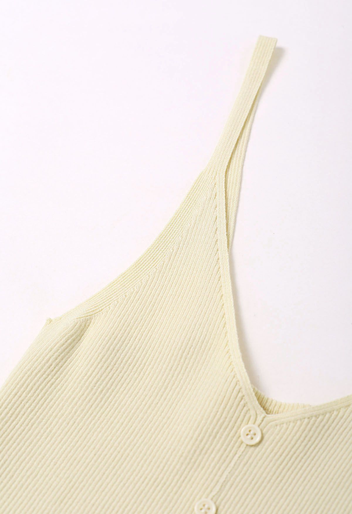 Mit Knöpfen verziertes, geripptes Strick-Tanktop in Creme